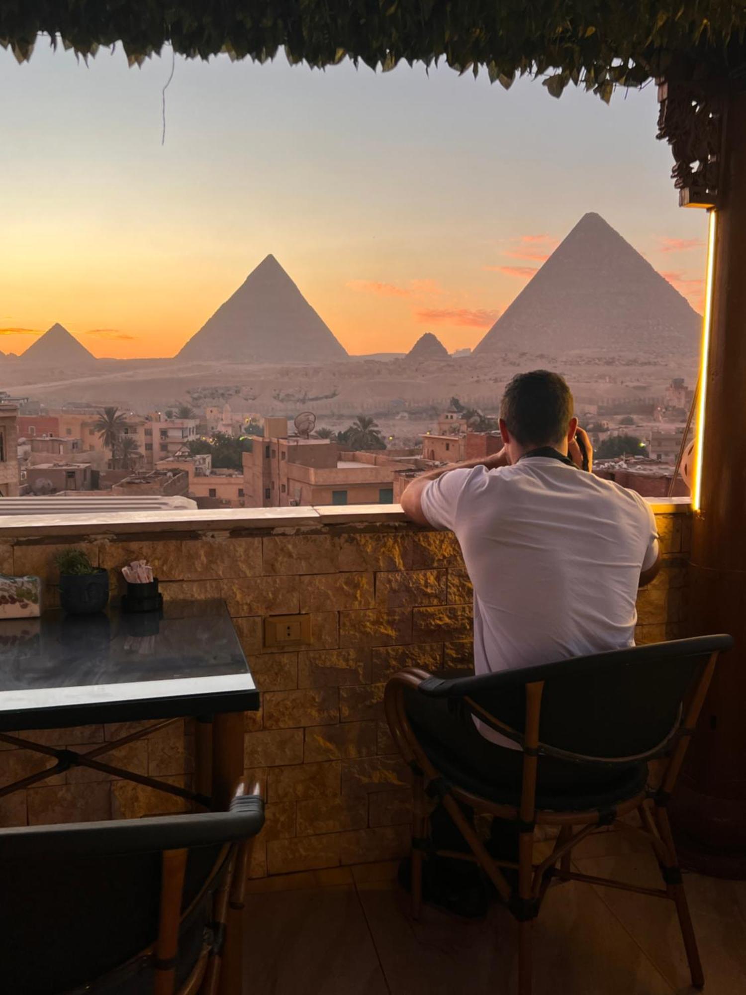 The Pyramids Hills Kairo